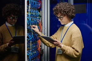 blog-generic-header-i-doit-it-engineer-checking-the-work-of-internet-cables