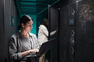 blog-generic-header-i-doit-two-women-working-in-data-center