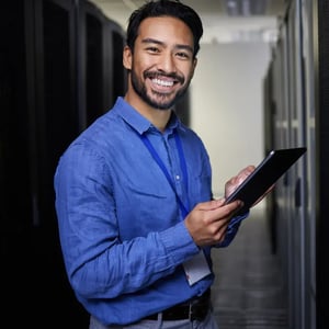 megamenu-man-tablet-smiling-server-room
